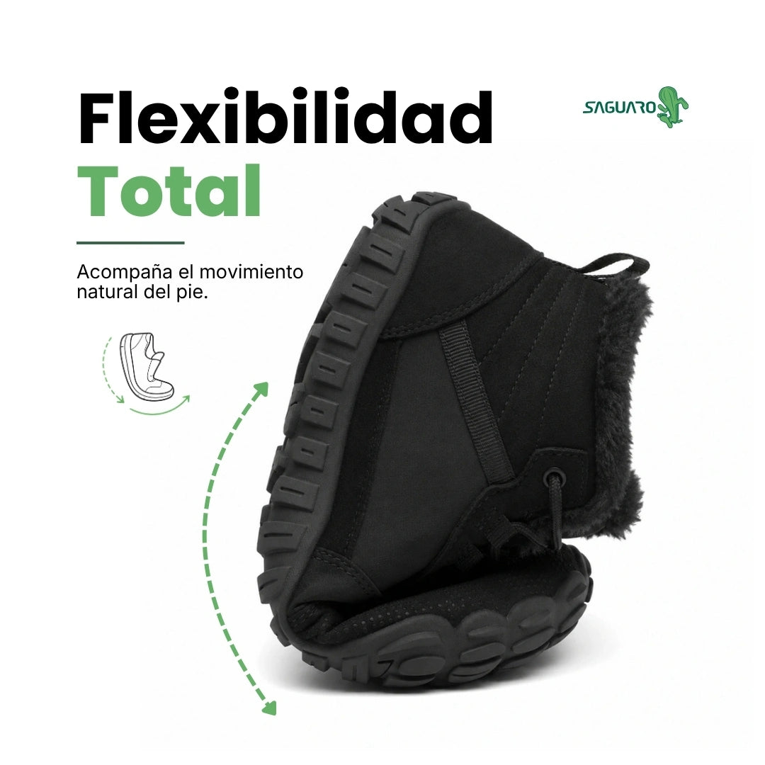 Botas barefoot negras Saguaro Will I dobladas por completo, mostrando la alta flexibilidad de su suela elástica drop cero en Chile.