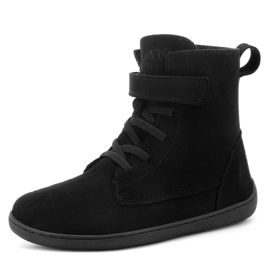 Bota de invierno minimalista negra para niños con cordones y ajuste de velcro.
