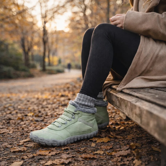 Adulto usando botas ergonómicas color menta Saguaro Will I, diseño barefoot con suela de drop cero para mayor equilibrio.