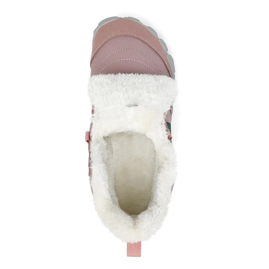 Primer plano del tejido interior térmico diseñado para bajas temperaturas en bota rosa.