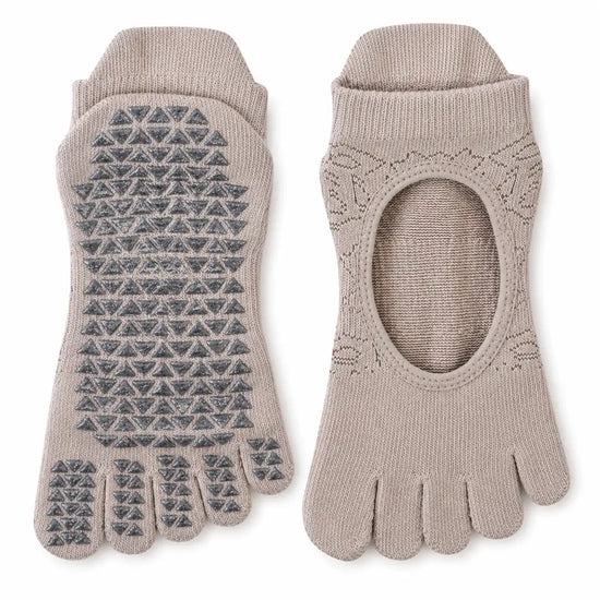 Calcetines de cinco dedos para mujer en color beige Sowilo, protectores cortos ideales para usar de forma invisible con sandalias o calzado respetuoso.