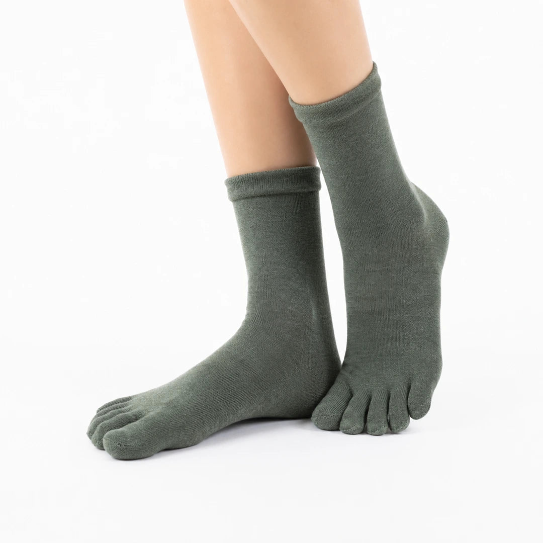 Calcetines 5 dedos para hombre y mujer en color verde oliva Saguaro, medias largas anatómicas que no deforman la pisada natural en Santiago.