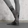 Calcetines de cinco dedos para pilates o yoga color gris Sowilo, medias largas deportivas con agarre adherente para un movimiento seguro.