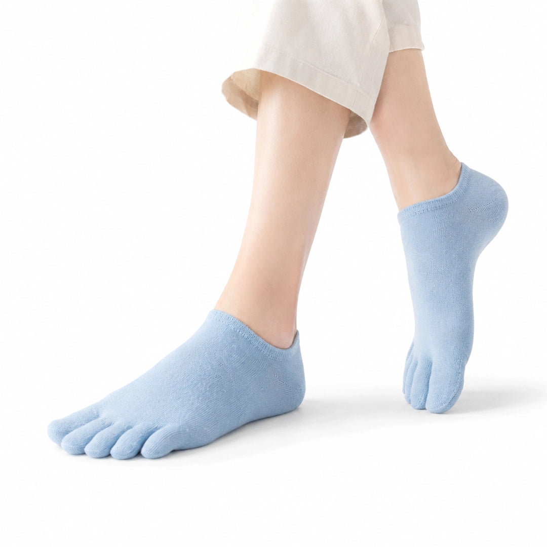 Calcetines con dedos invisibles color celeste unicolor Sowilo, medias cortas y elásticas de corte anatómico para zapatilla minimalista en Chile.