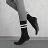 Calcetines para yoga con dedos antideslizantes en color negro Sowilo, medias largas con puntos de silicona para evitar caídas y juanetes en Chile.