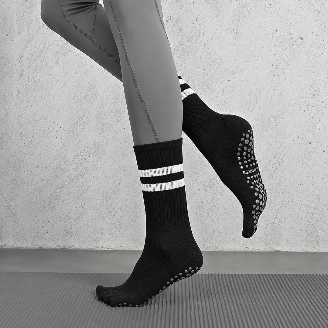 Calcetines para yoga con dedos antideslizantes en color negro Sowilo, medias largas con puntos de silicona para evitar caídas y juanetes en Chile.