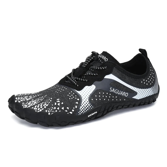 Calzado barefoot deportivo Saguaro Fast I color negro, diseñado con horma anatómica para libertad total de movimiento en los dedos.