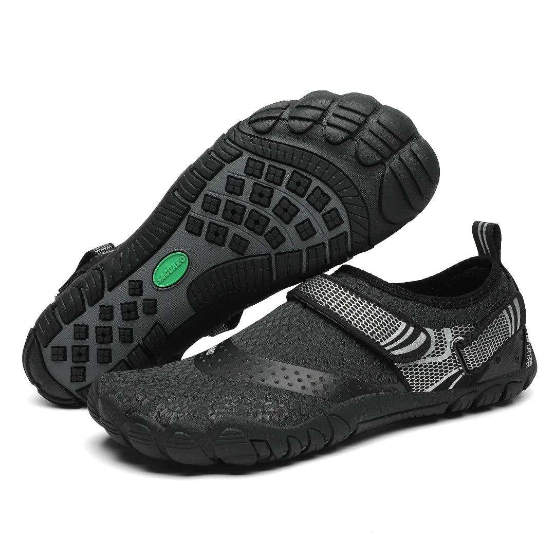Calzado minimalista para piscina y mar Saguaro Dive IV negro, protección total y flexibilidad para deportes acuáticos.