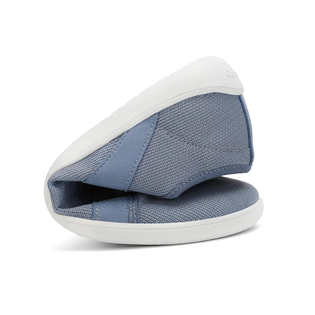 Zapatilla minimalista Saguaro azul doblada demostrando flexibilidad.