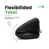 Zapatilla trail negra doblada demostrando flexibilidad en terreno.