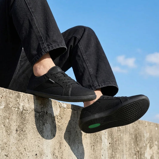 Hombre usando zapatillas Saguaro Luck I negro en entorno urbano.