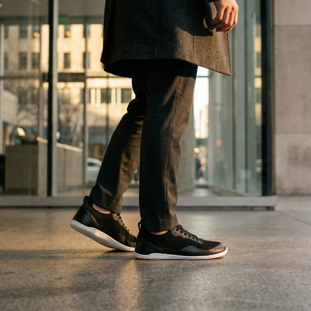 Hombre usando zapatillas kenaz negra en horario de trabajo.