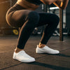 Mujer entrenando con zapatillas barefoot blancas Sowilo Kenaz — calzado deportivo minimalista Chile