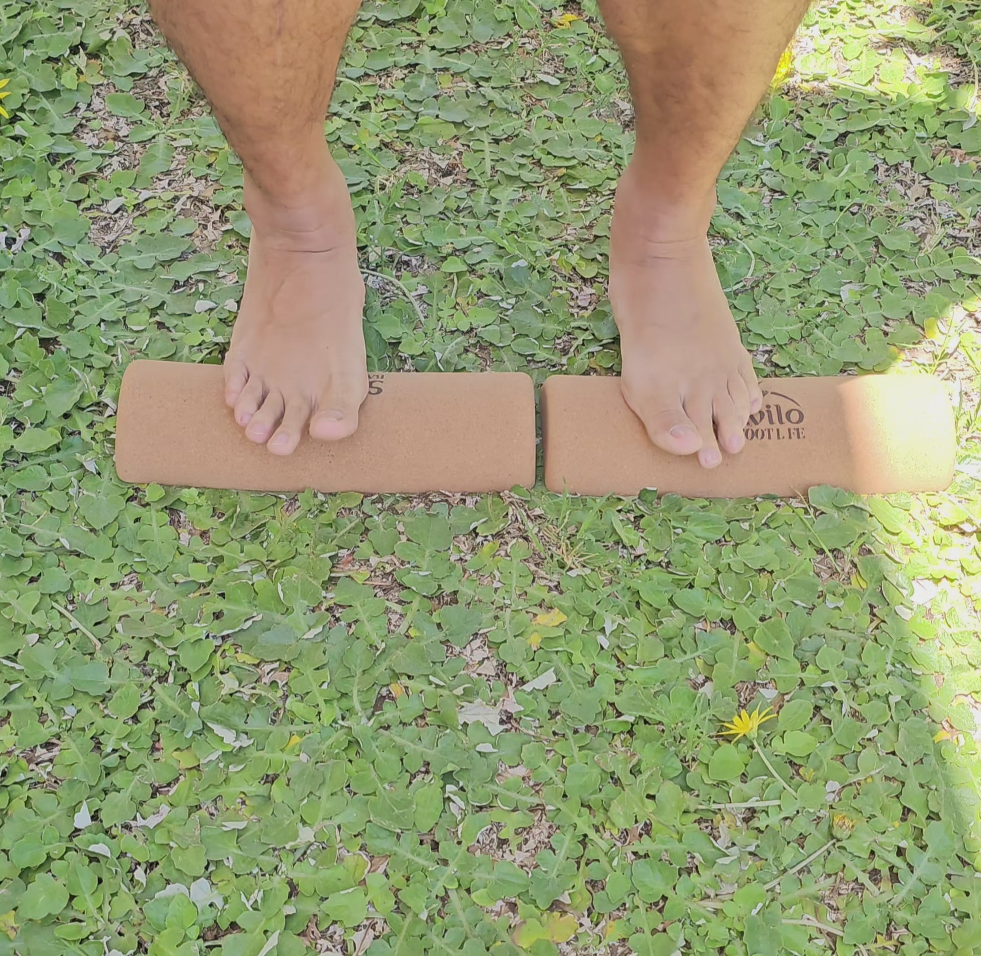 Hombre realizando ejercicios de equilibrio con BalanceRoller