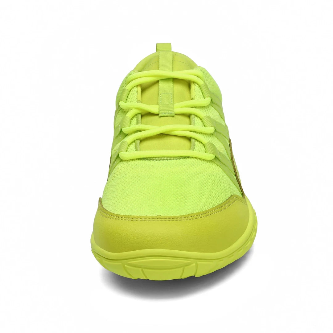 Vista frontal de bota deportiva verde con amplio espacio para libre movimiento de dedos.