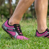 Mujer usando zapatillas barefoot Saguaro Fast I rosa 