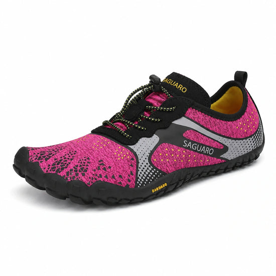 Zapatilla Saguaro Fast I rosa vista diagonal con diseño minimalista deportivo.