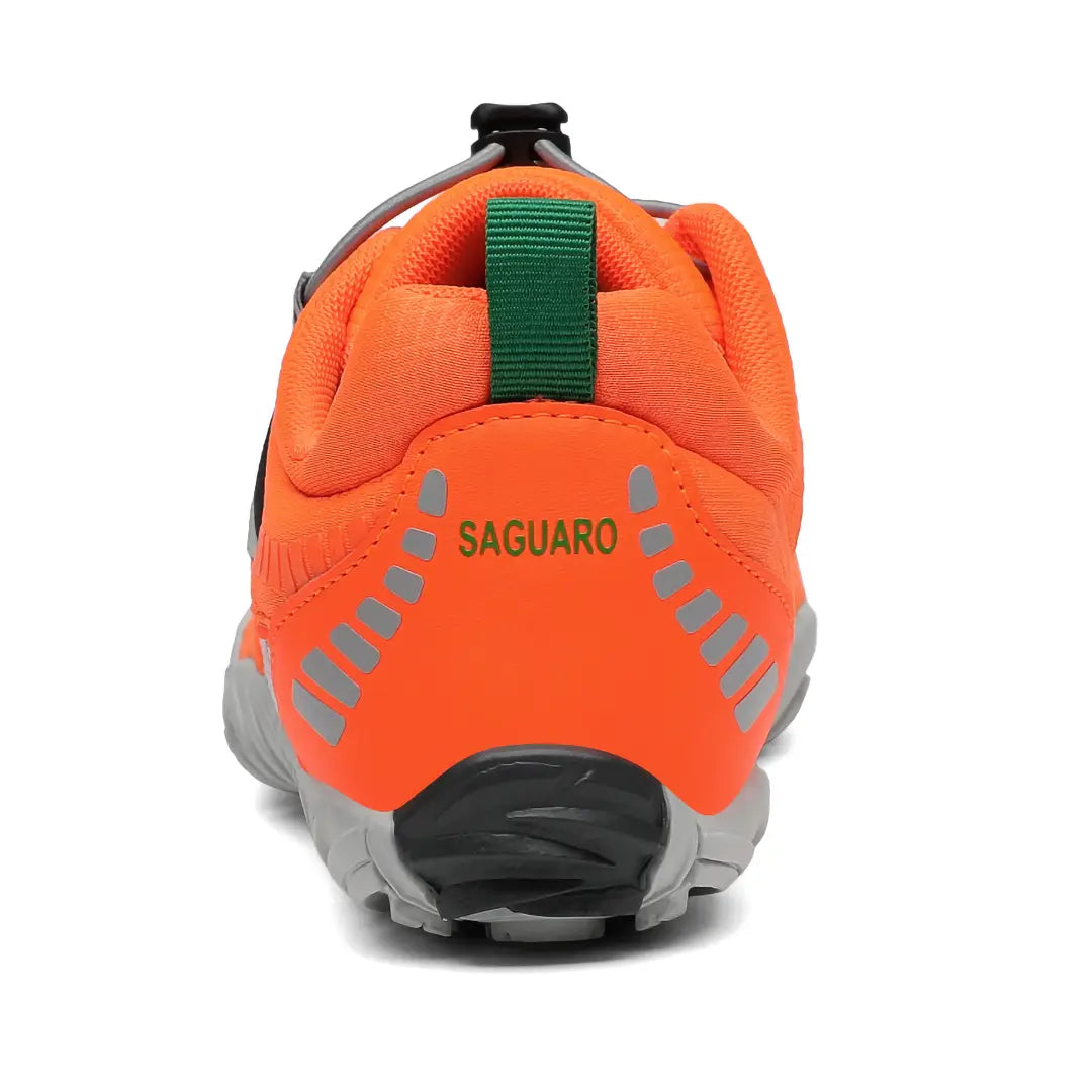 Parte trasera y talón de la zapatilla Saguaro Vitality II naranja.