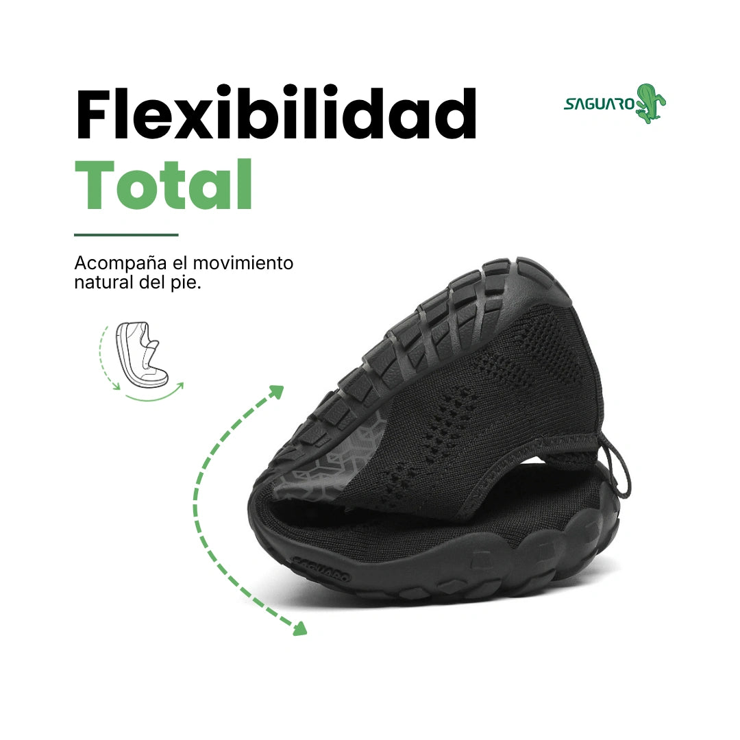 Zapatillas Saguaro Smart I negras dobladas mostrando alta flexibilidad.