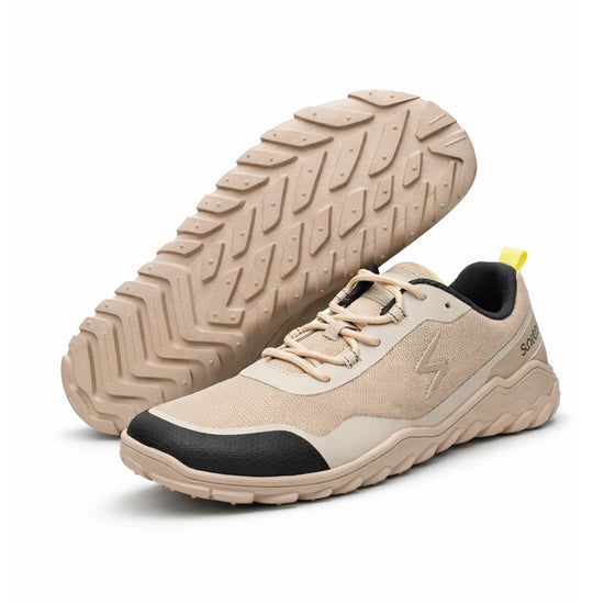 Detalle de tracción en suela barefoot Sowilo Algiz beige, par de calzado diseñado para conectar con el terreno con seguridad.