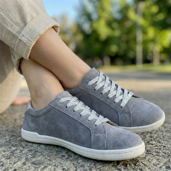 MOKA cuero gris mujer en uso — zapato barefoot artesanal gamuza lifestyle urbano Chile