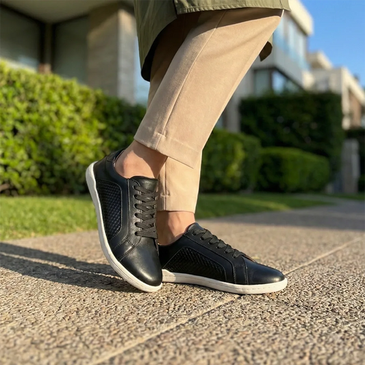 MOKA cuero negro trama mujer en uso — zapato barefoot artesanal textura lifestyle Chile
