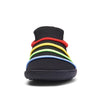 Vista frontal zapatilla negra, amplia caja de dedos para niños.