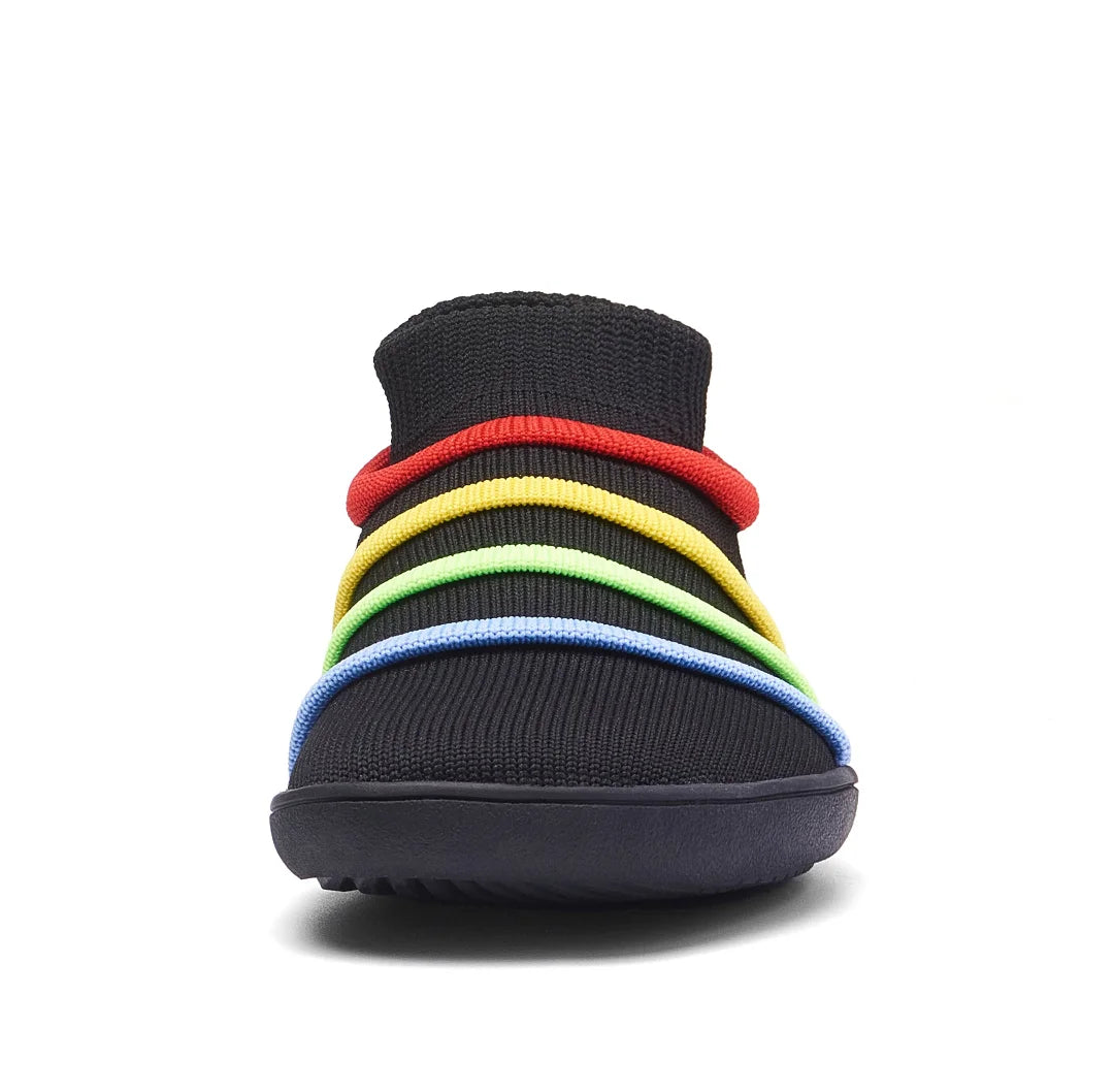 Vista frontal zapatilla negra, amplia caja de dedos para niños.