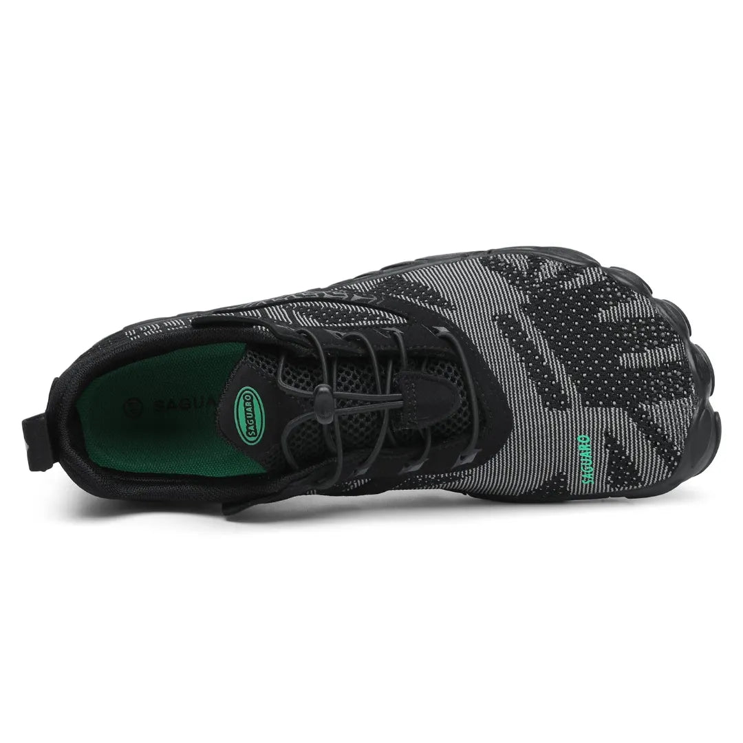 Interior acolchado verde y sistema de ajuste en zapatilla negra.