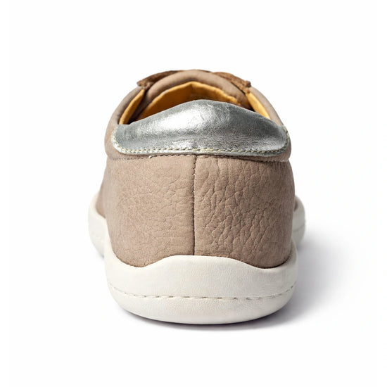 MOKA cuero beige mujer vista trasera — zapato barefoot artesanal color beige zero drop Chile