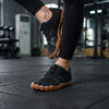 Persona usando Saguaro Vitality III caqui para realizar yoga. 