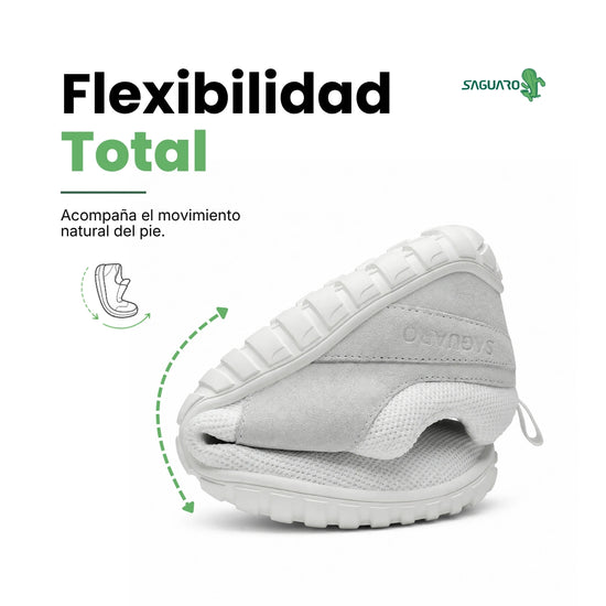 Zapatilla Saguaro Wish I blanca doblada demostrando flexibilidad natural barefoot.