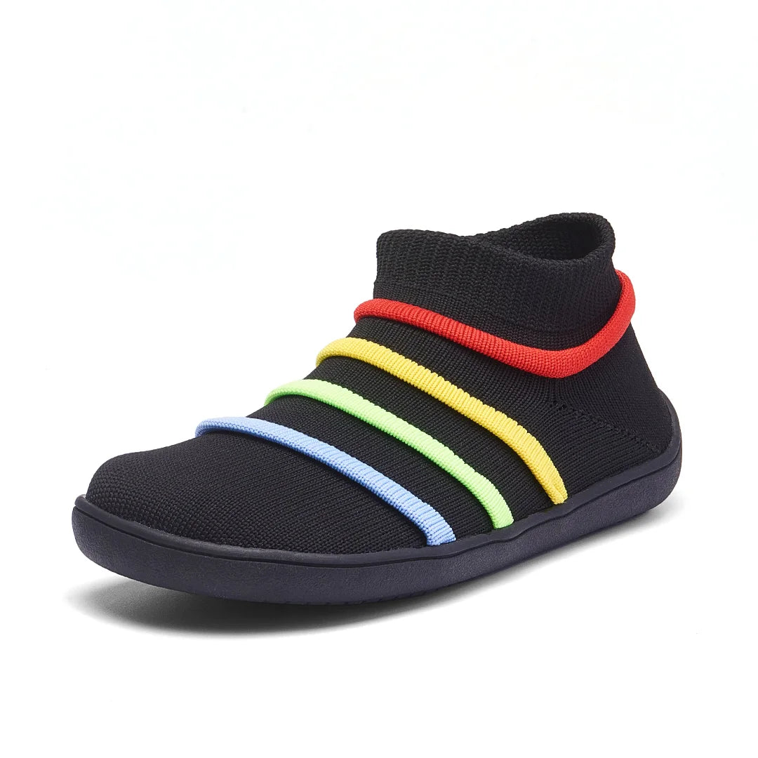 Zapatilla minimalista niño negra con elásticos de colores.