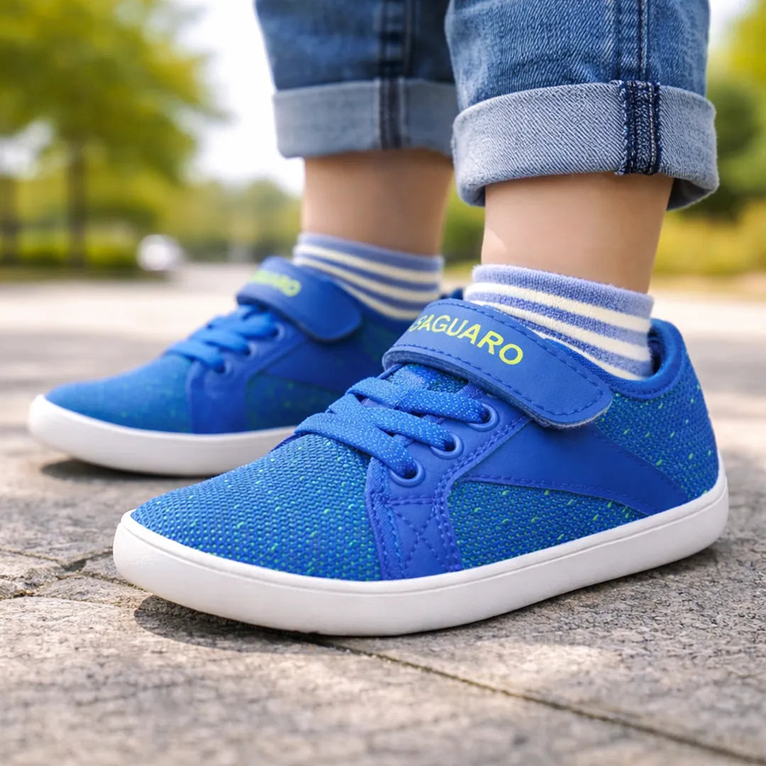 Zapatillas azules barefoot infantiles de malla técnica ultra ligera.