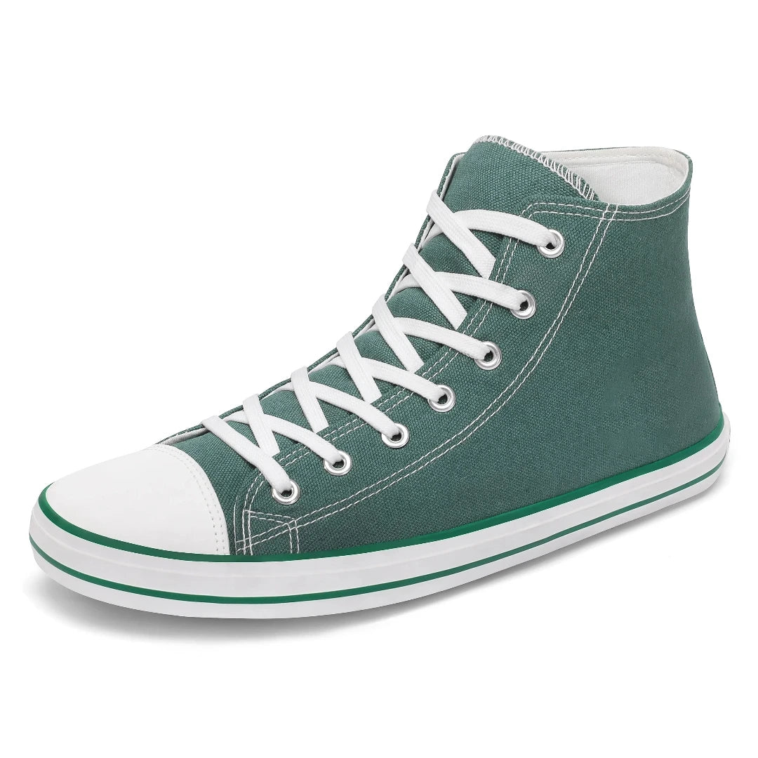 Zapatilla minimalista verde de lona con puntera blanca y estilo clásico.
