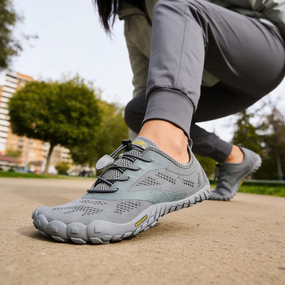 Saguaro Smart I gris lifestyle mujer barefoot — zapatilla barefoot deportiva gris en uso diario Chile