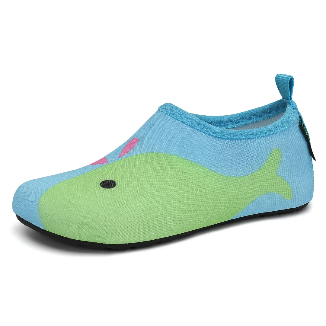 Zapatillas de agua niño barefoot con diseño de ballena azul y suela antideslizante.