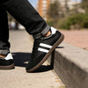 Primer plano de zapatillas anchas minimalistas para hombre con materiales premium y horma anatómica.