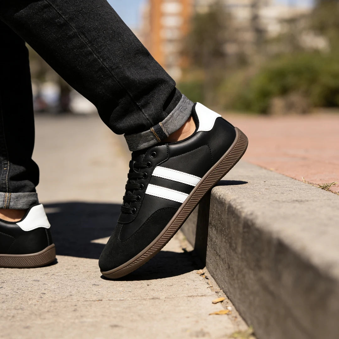 Primer plano de zapatillas anchas minimalistas para hombre con materiales premium y horma anatómica.