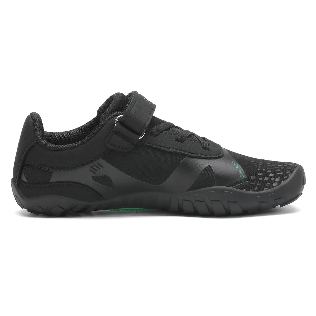 Zapatillas anchas infantiles negras con malla transpirable para actividad física escolar.