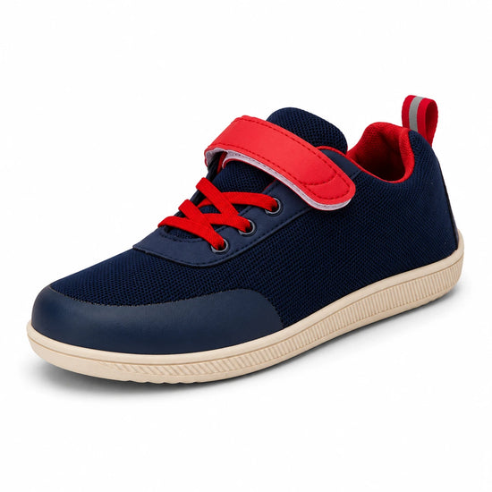Zapatillas barefoot para niño en azul marino y rojo con diseño ergonómico y ultra ligero.