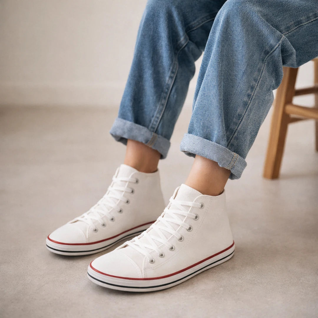 Mujer usando zapatillas de caña alta blancas destacando comodidad y estilo retro.