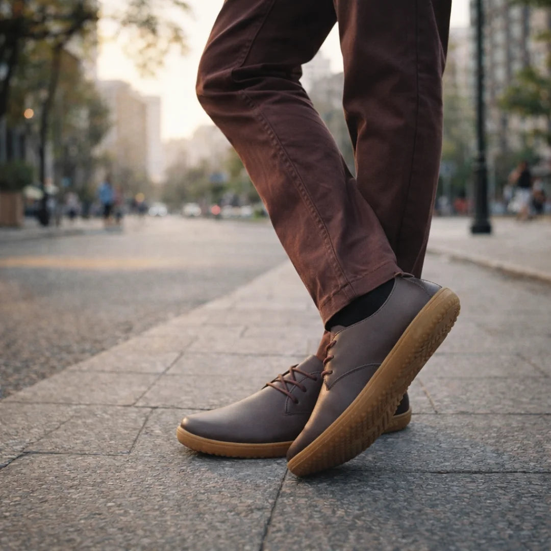 Zapatillas minimalistas para hombre Saguaro Dream III café, flexibilidad total y ligereza extrema para un movimiento natural.