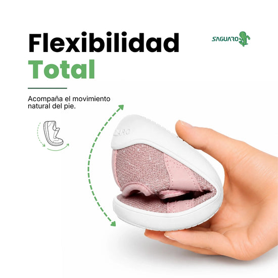 Zapatillas minimalistas para niñas Saguaro Kids Luck rosa dobladas para mostrar su suela plana drop cero flexible en Santiago de Chile.
