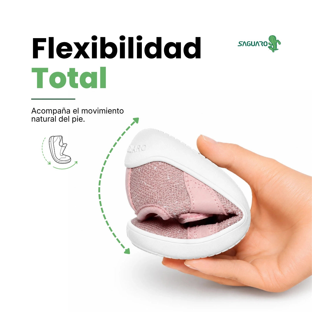 Zapatillas minimalistas para niñas Saguaro Kids Luck rosa dobladas para mostrar su suela plana drop cero flexible en Santiago de Chile.