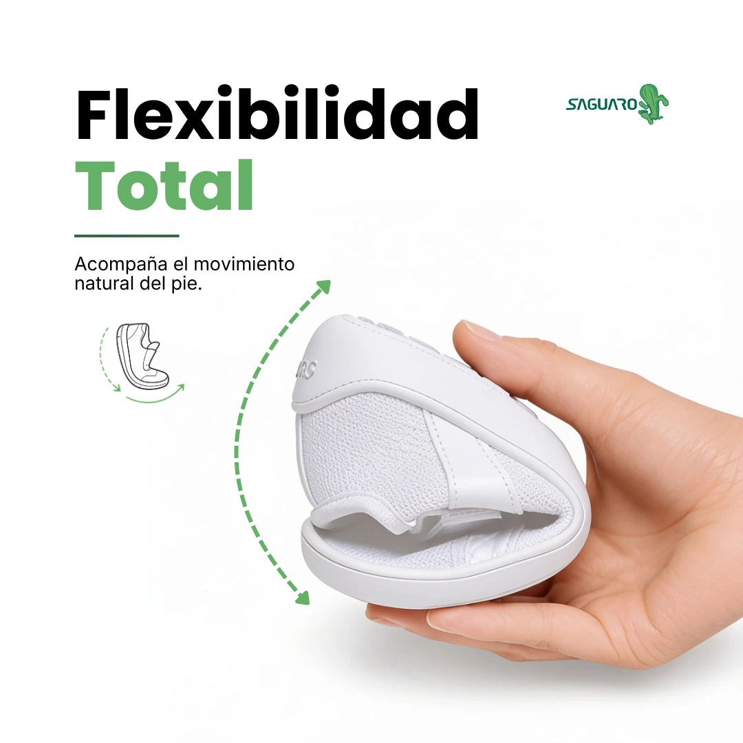 Zapatillas minimalistas para niños Saguaro Kids Luck blancas, calzado respetuoso infantil doblado mostrando su suela flexible drop cero en Chile.