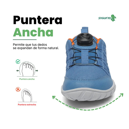 Zapatilla azul con puntera ancha para niño Saguaro, permite el libre movimiento de los dedos en actividades activas.