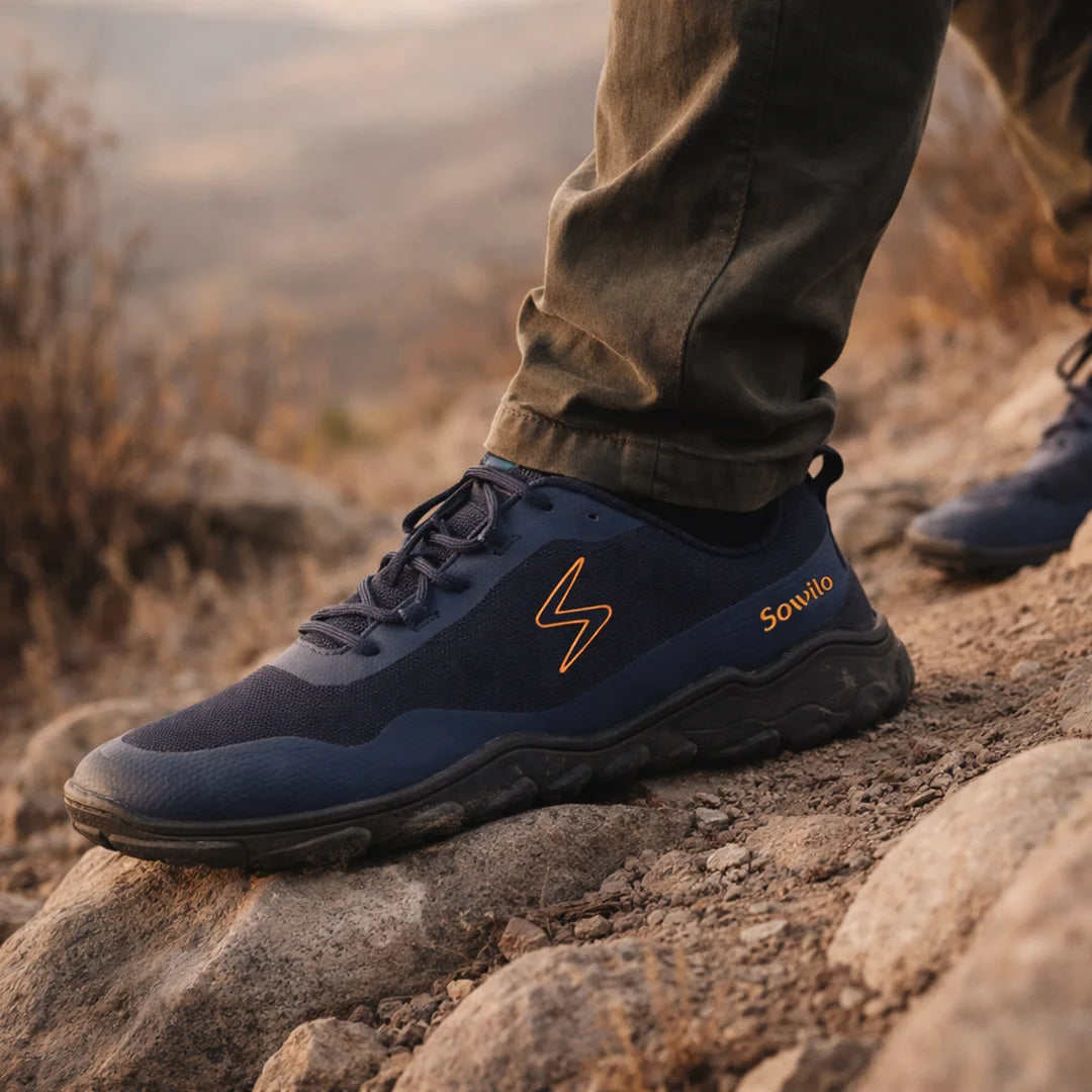 Sowilo Algiz azul hombre en terreno — zapatilla barefoot trail senderismo en uso exterior Chile