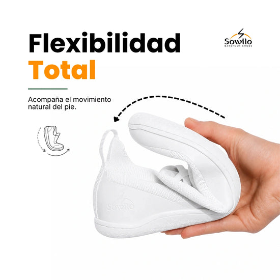 Calzado ergonómico blanco Sowilo Kenaz 100% vegano, doblado para mostrar su suela de caucho natural de 4 mm con drop cero en Chile.