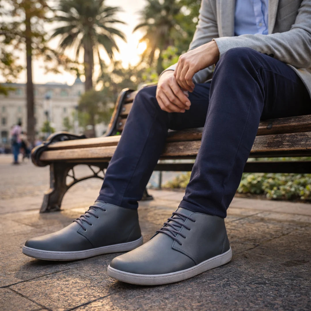 Hombre usando zapatos minimalistas grises en un entorno urbano de Santiago.